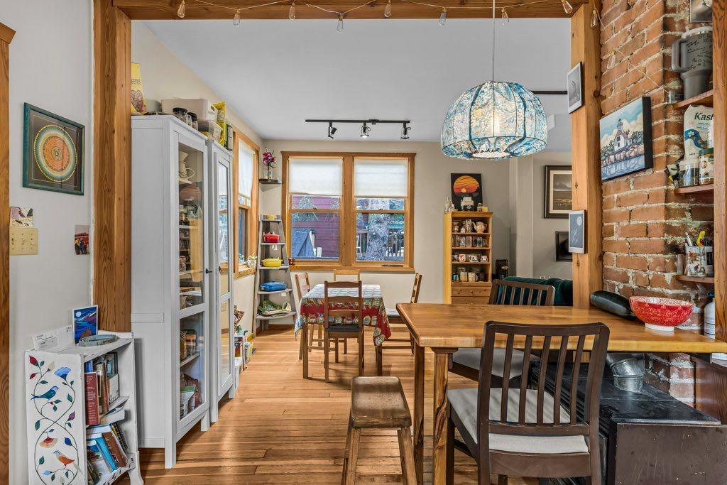 Picture for A and B, 132 Rundle Crescent 