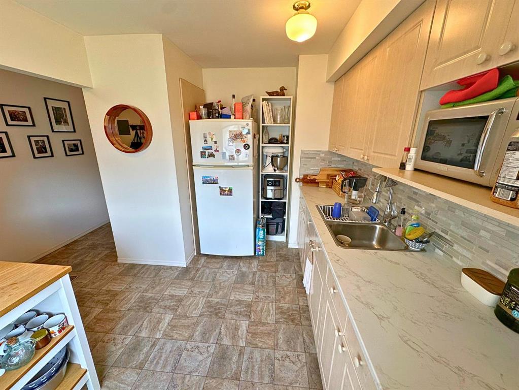 Picture for #302, 4719 33 Street 