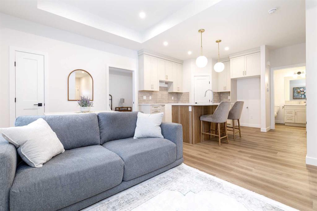 Picture for 8, 5463 55 Avenue 