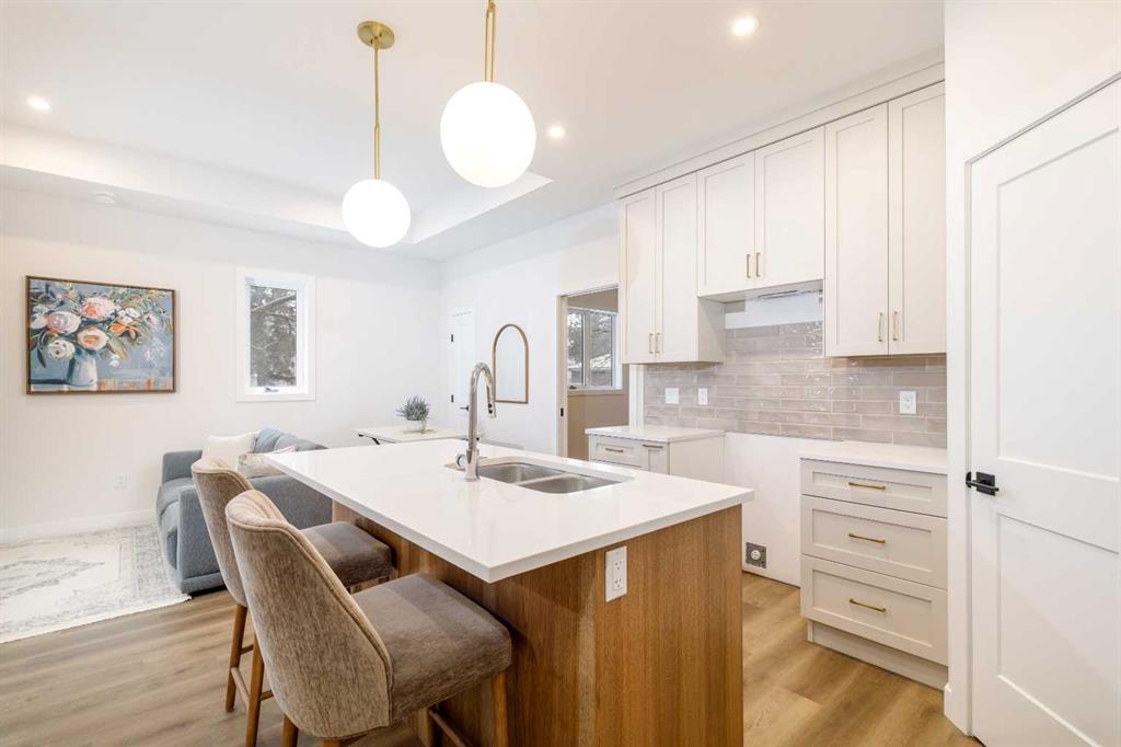 Picture for 8, 5463 55 Avenue 