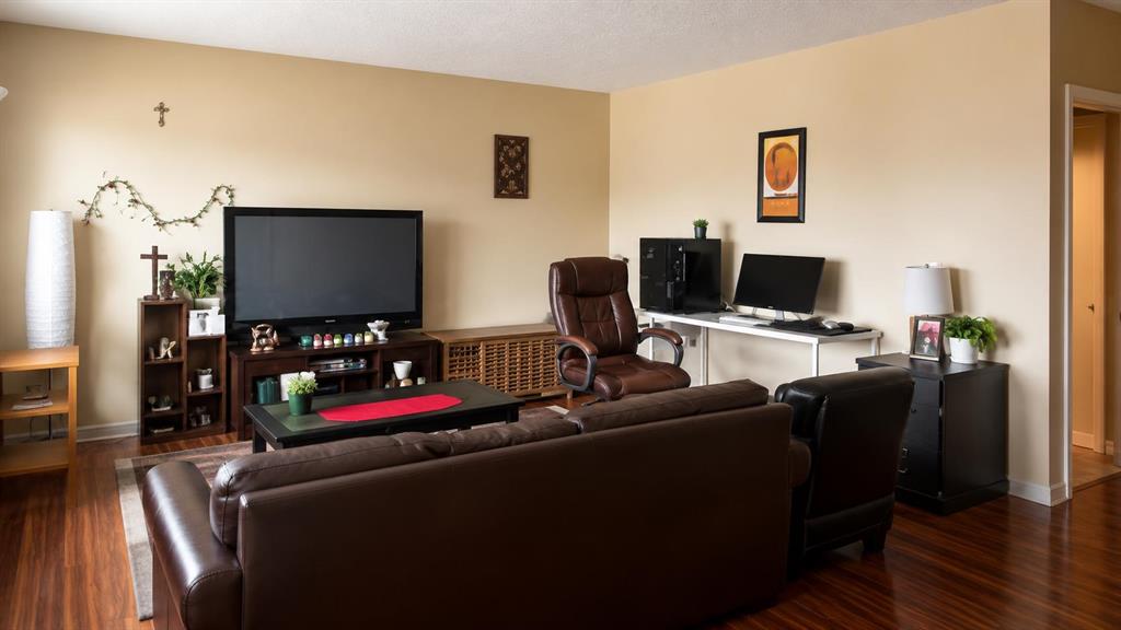 Picture for 83 Lakeway Boulevard 