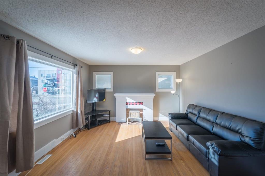 Picture for 206 15 Avenue NE