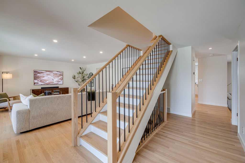 Picture for 23 Woodgrove Crescent SW