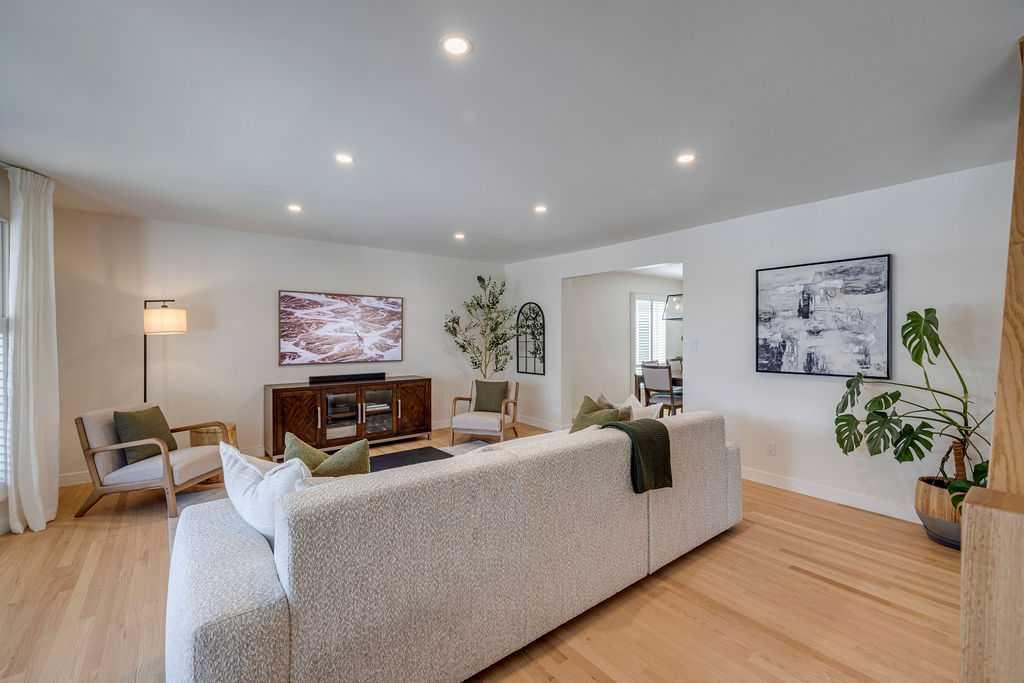 Picture for 23 Woodgrove Crescent SW