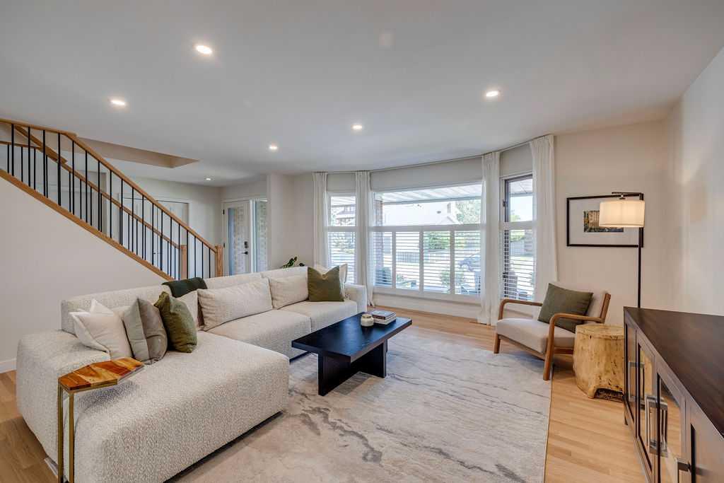 Picture for 23 Woodgrove Crescent SW