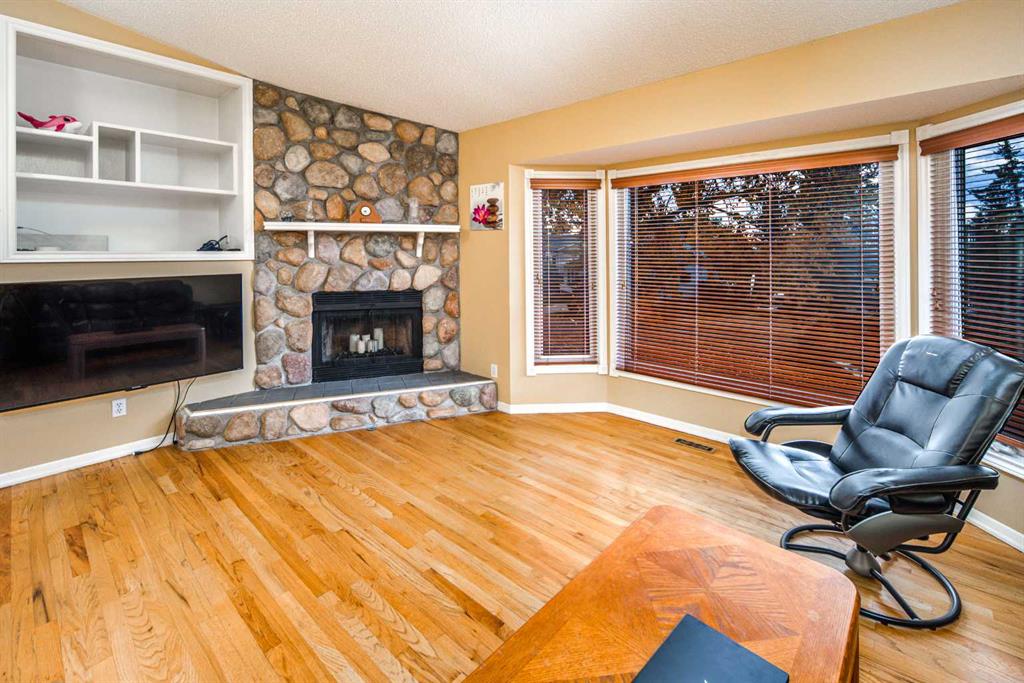 Picture for 28 Hawkcliff Place NW