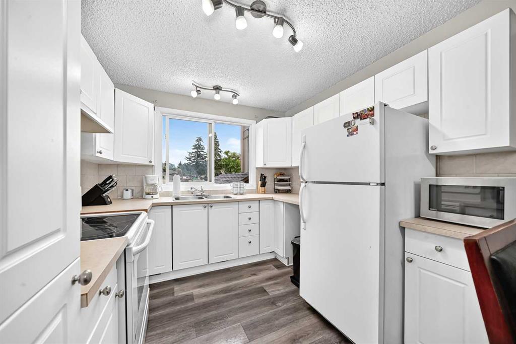 Picture for 33, 175 Manora Place 