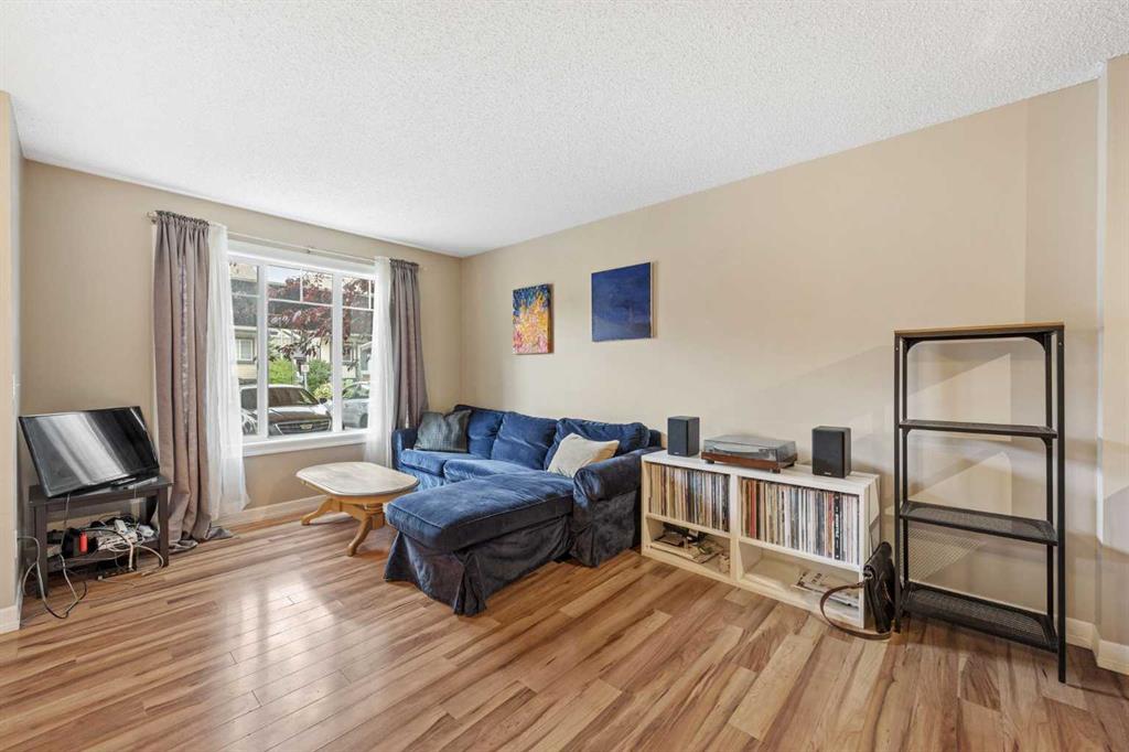 Picture for 5, 133 Copperpond Heights SE