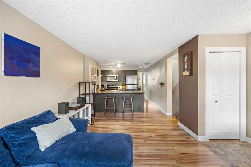 Picture for 5, 133 Copperpond Heights SE