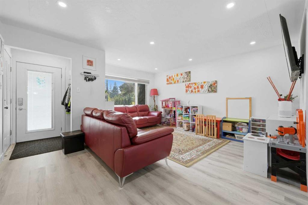 Picture for 20 Rossburn Crescent SW