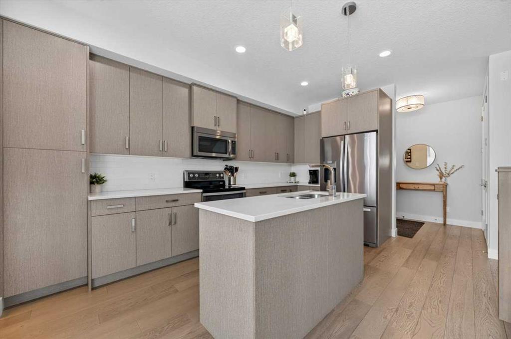 Picture for 2, 1920 25A Street SW