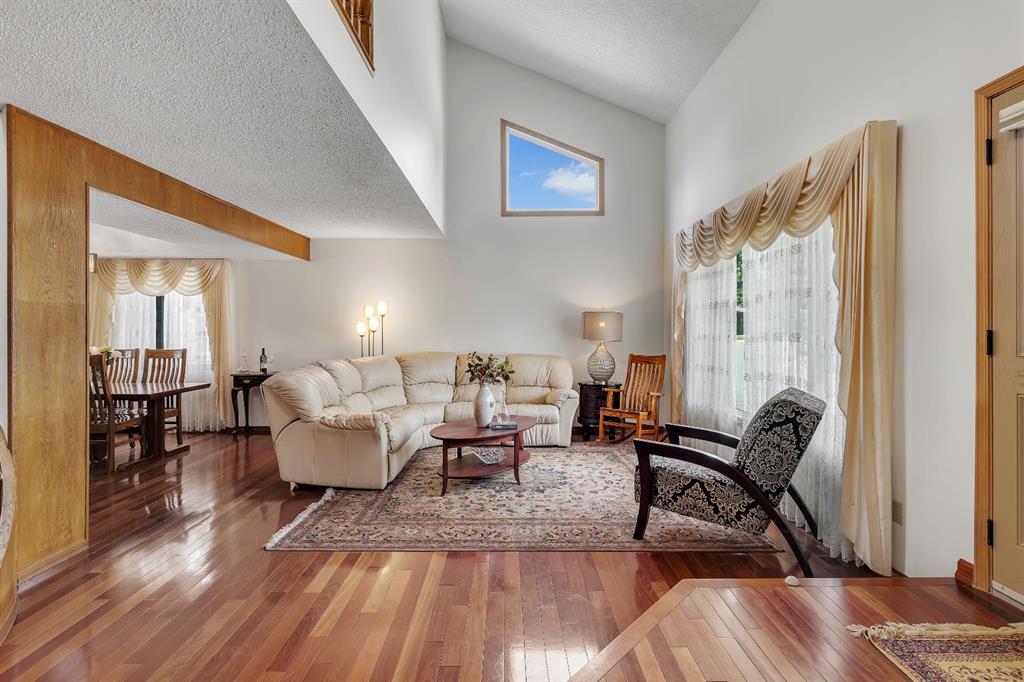 Picture for 24 Woodgrove Crescent SW
