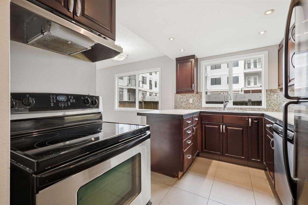 Picture for B, 2115 35 Avenue SW