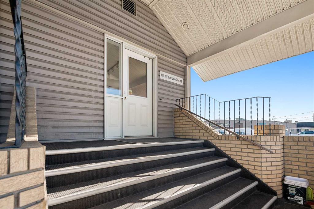 Picture for 101, 117 East Lake Crescent NE