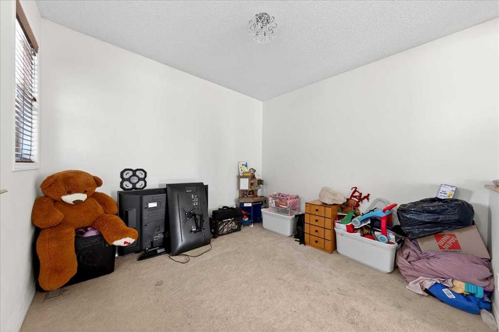 Picture for 34 Saddlecrest Crescent NE