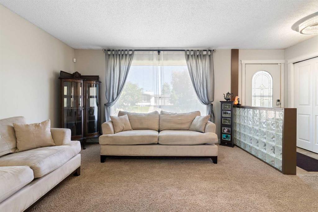 Picture for 76 Pinebrook Close NE