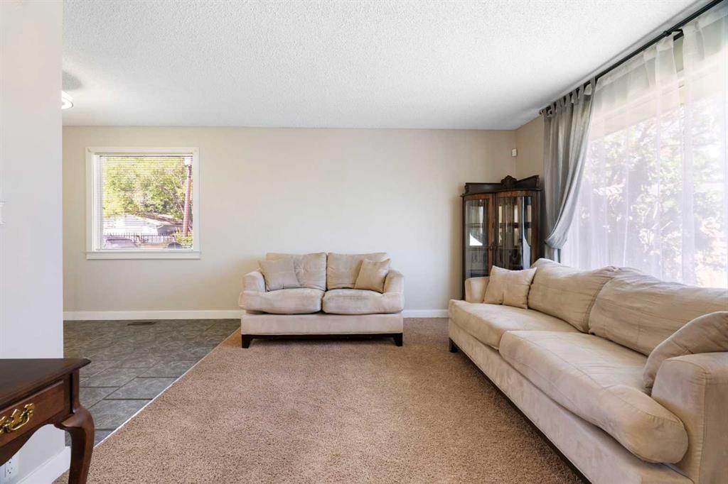 Picture for 76 Pinebrook Close NE