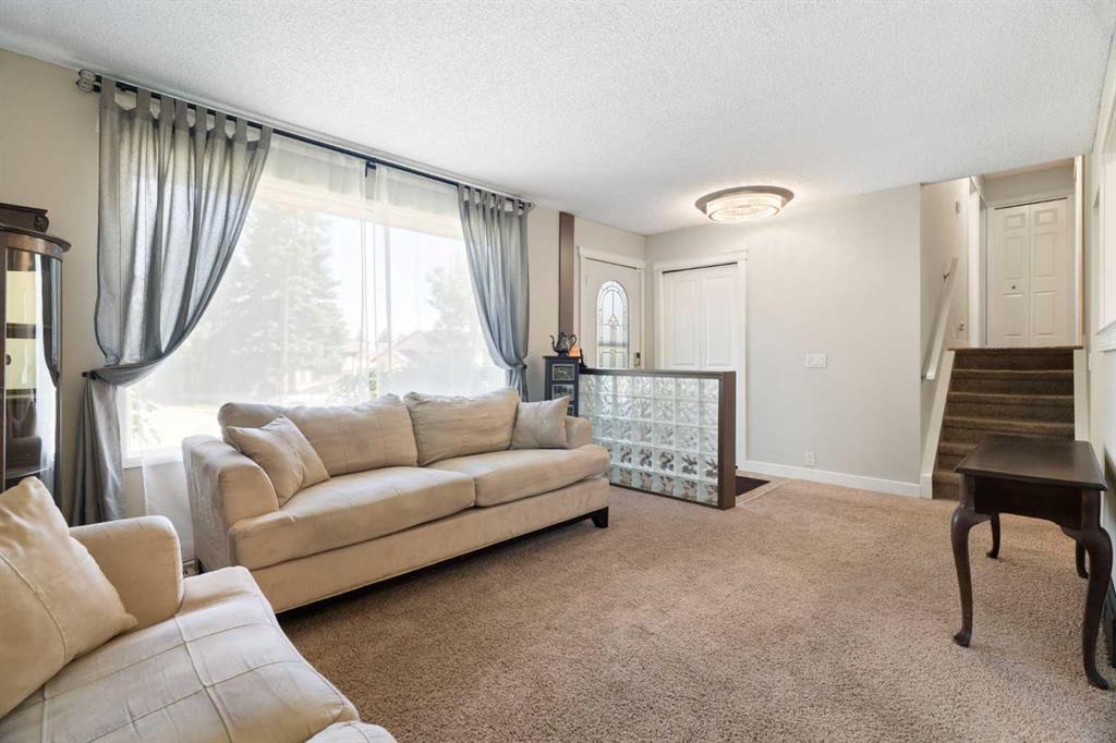Picture for 76 Pinebrook Close NE