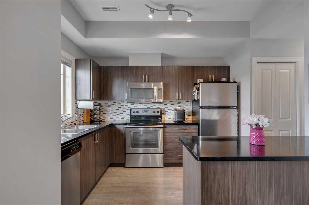 Picture for 414, 121 Copperpond Common SE