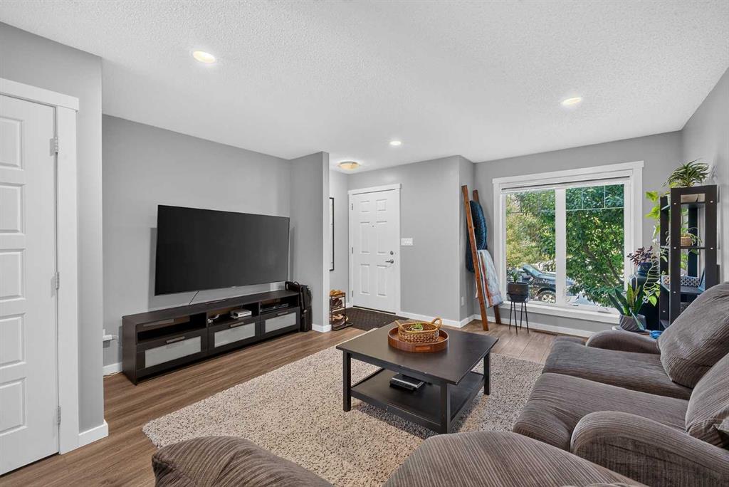 Picture for 102, 2400 Ravenswood View SE