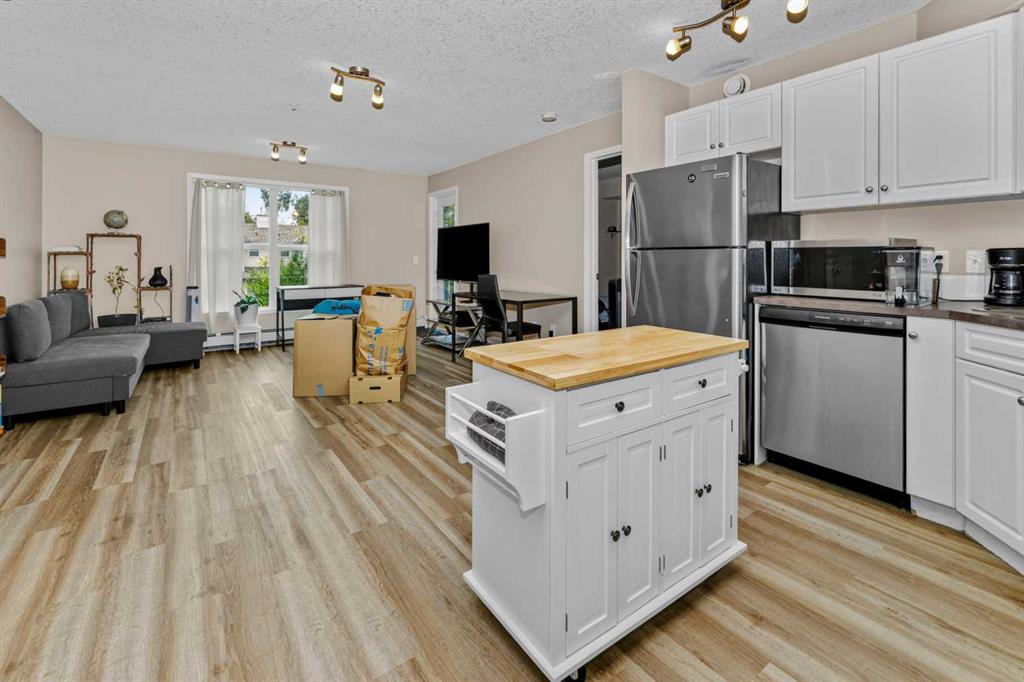Picture for 208, 2000 Applevillage Court SE