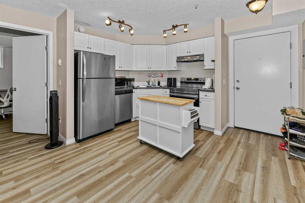 Picture for 208, 2000 Applevillage Court SE