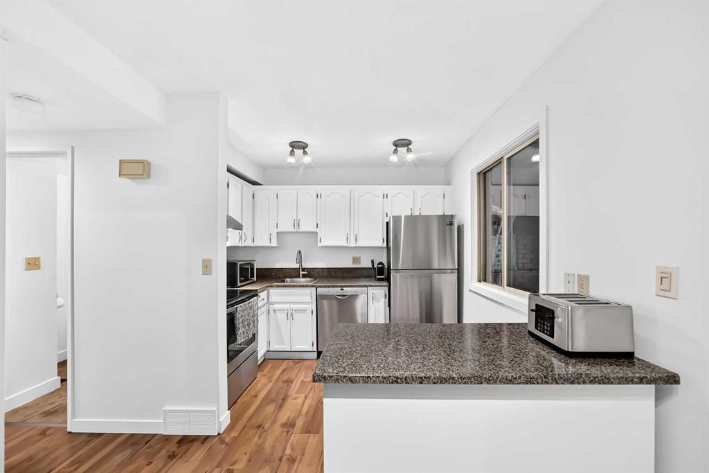 Picture for 16, 803 Varsity Estates Drive NW