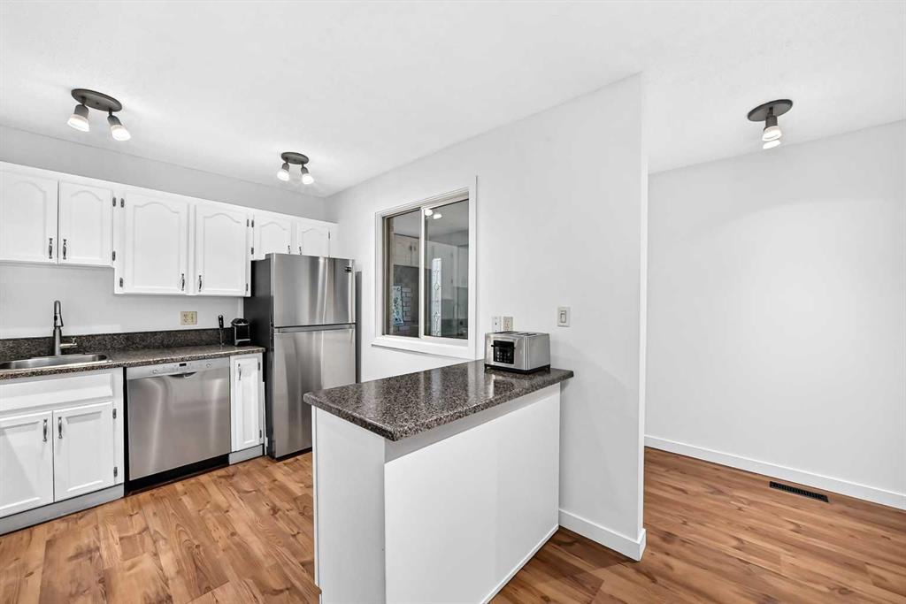 Picture for 16, 803 Varsity Estates Drive NW