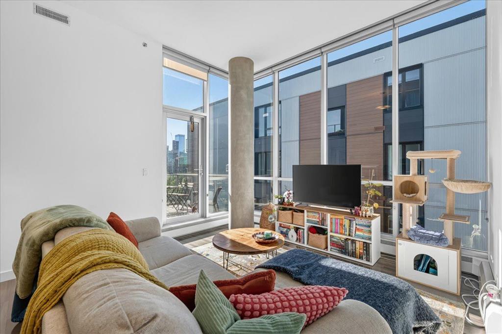 Picture for 809, 235 9A Street NW
