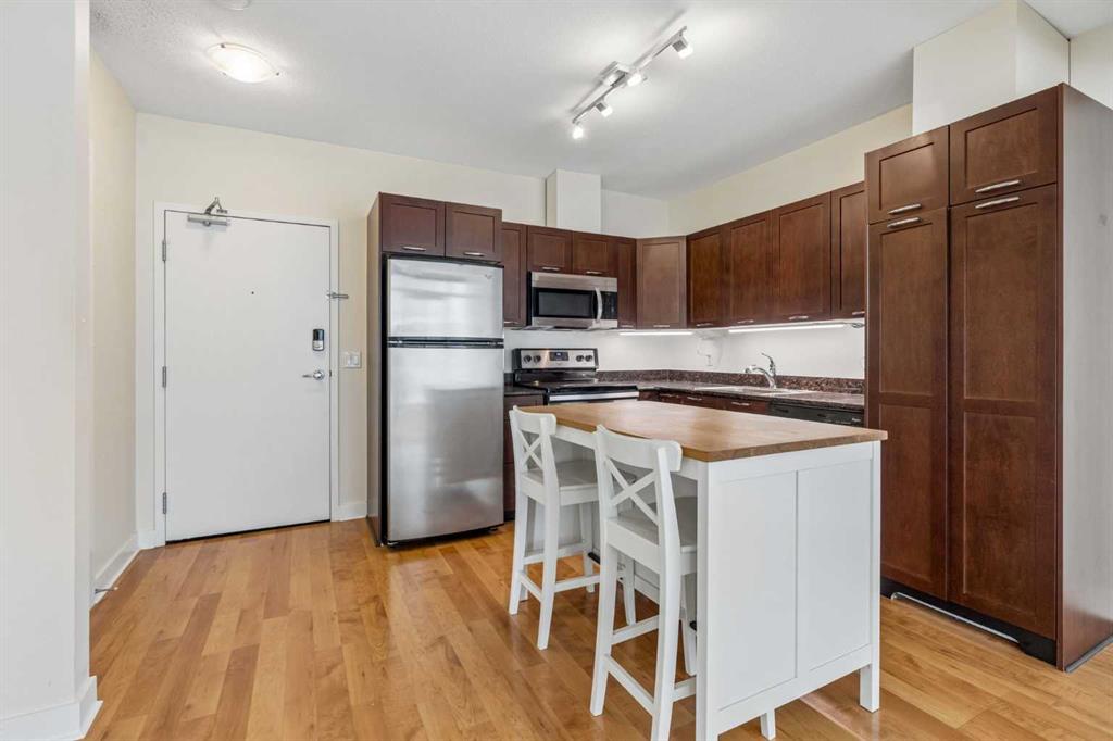 Picture for 908, 3820 Brentwood Road NW
