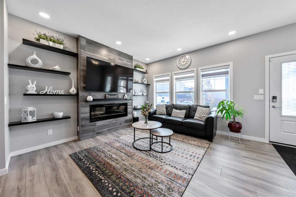 Picture for 384 Chinook Gate Close SW