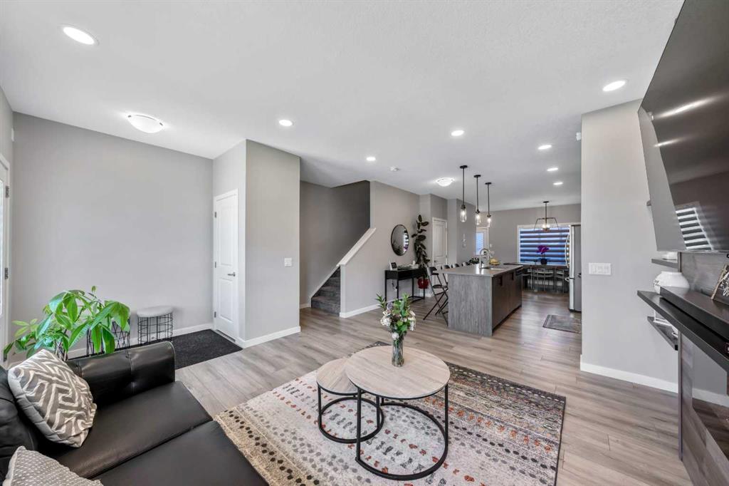 Picture for 384 Chinook Gate Close SW