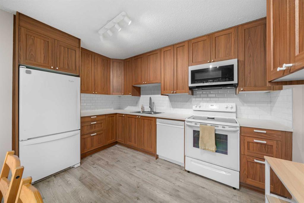 Picture for 113, 5103 35 Avenue SW