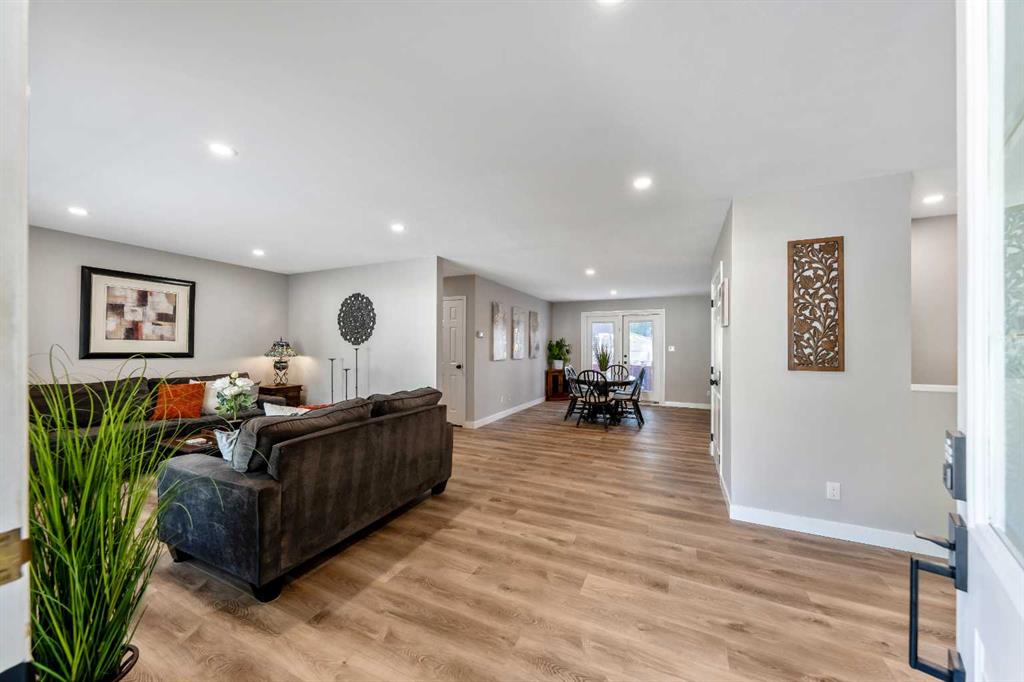 Picture for 10423 Mapleridge Crescent SE
