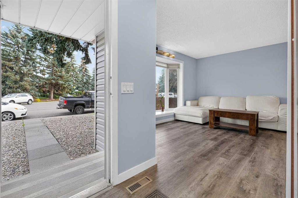 Picture for 37 Erin Croft Crescent SE