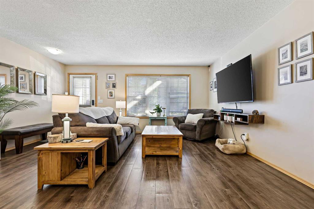 Picture for 104, 15 Everridge Square SW