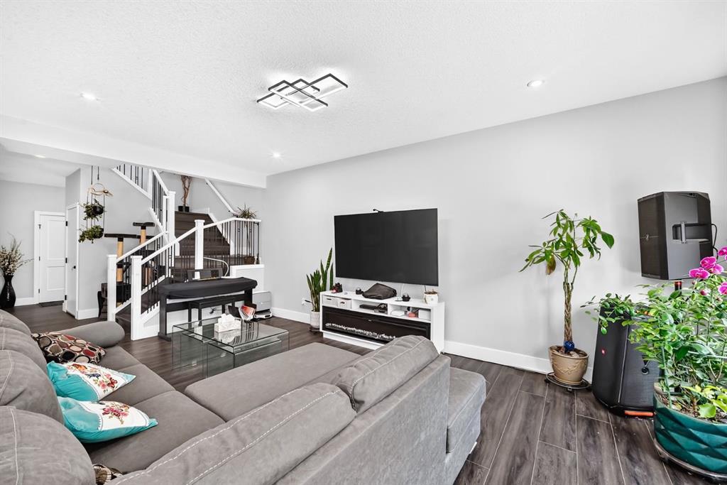 Picture for 86 Carringvue Manor NW
