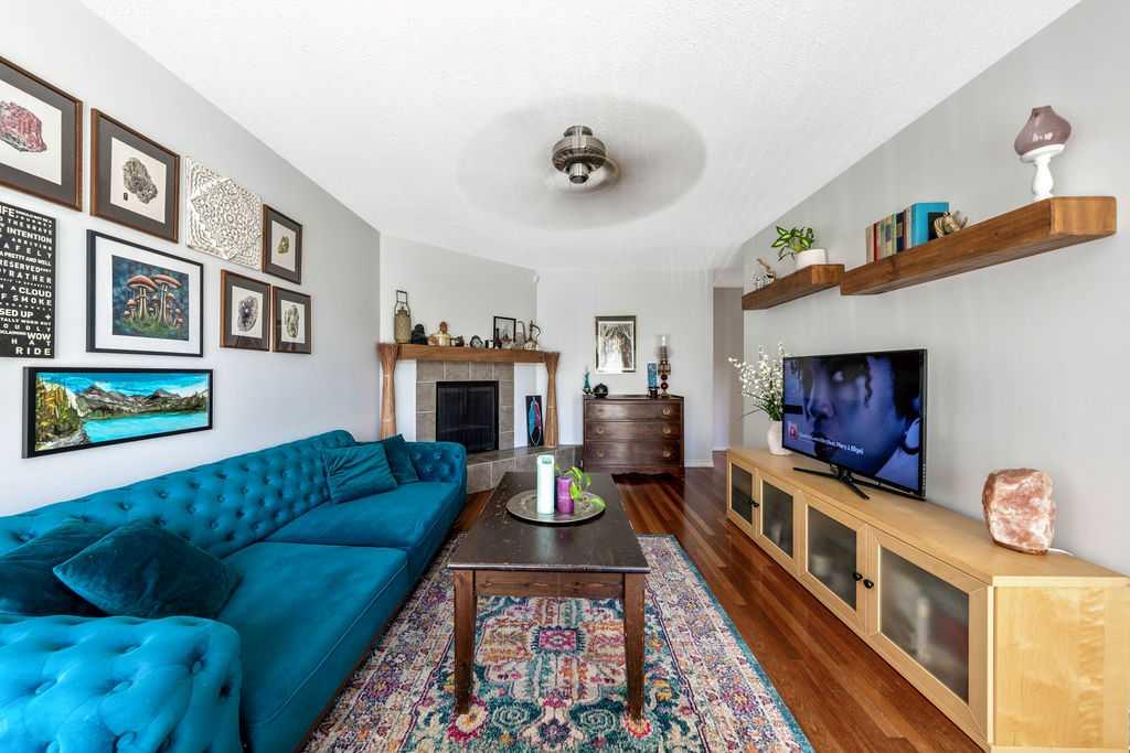 Picture for 218A Allan Crescent SE