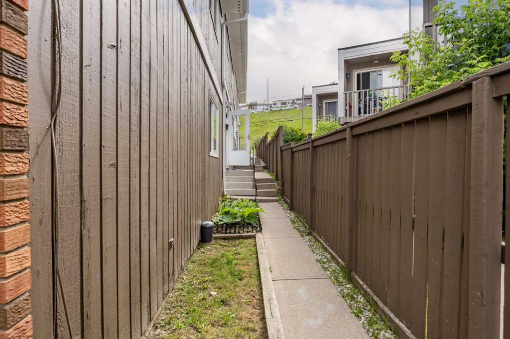 Picture for 8, 111 Huntington Park Green NW