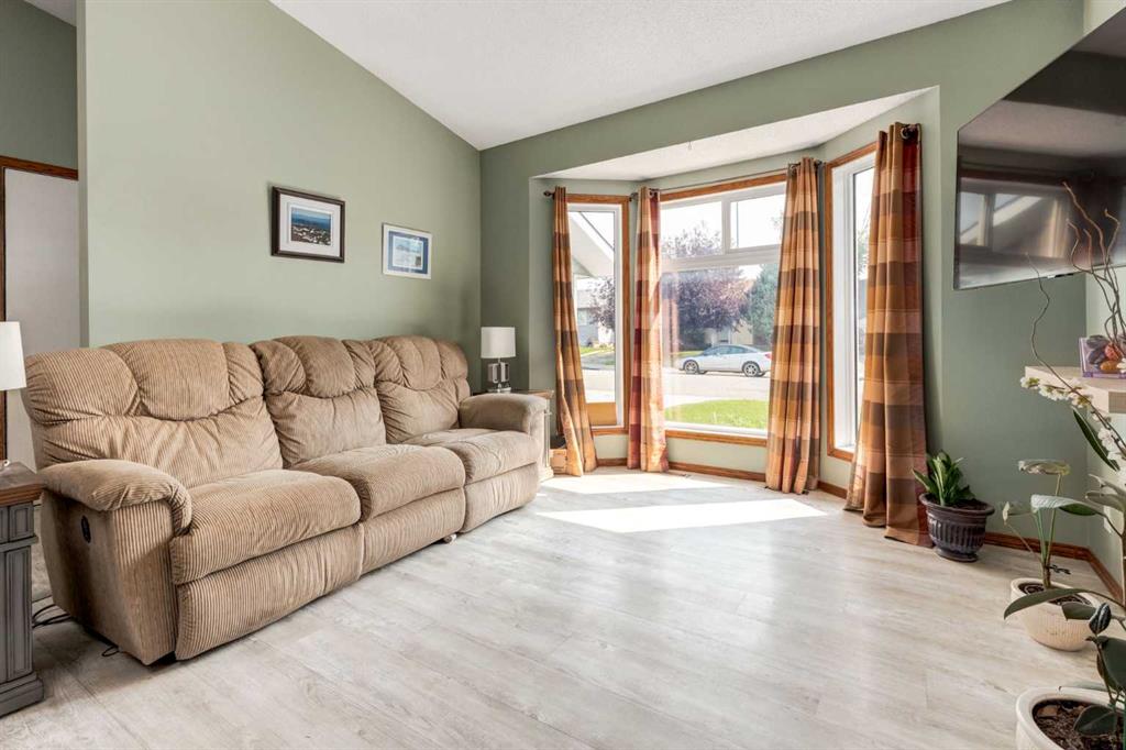 Picture for 75 Sandstone Crescent SE