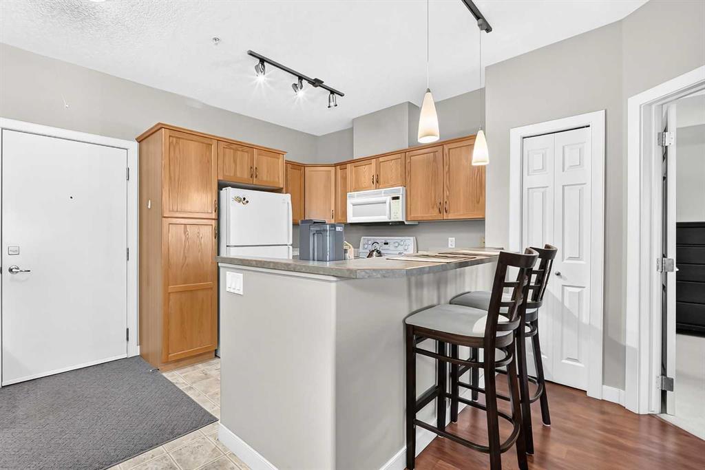 Picture for 303, 1414 17 Street SE