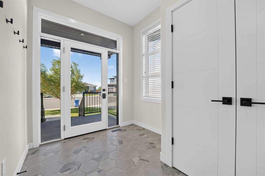 Picture for 1039 Caledonia Place W