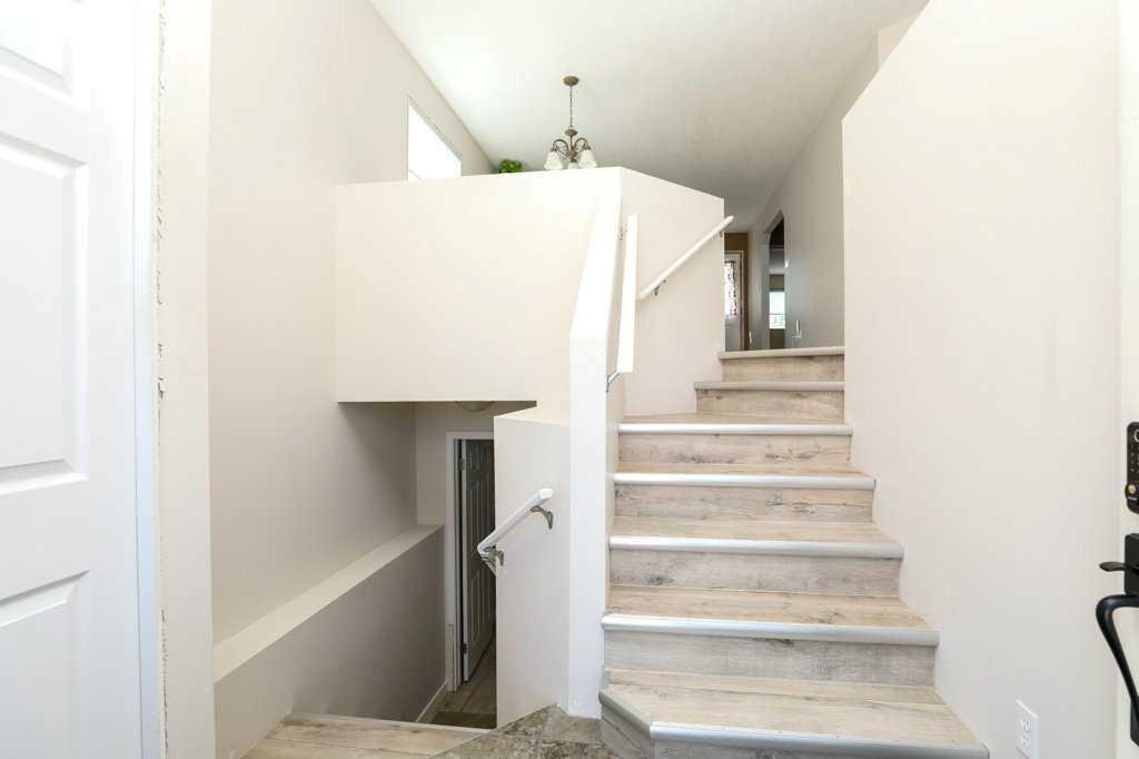 Picture for 644 Aberdeen Crescent W
