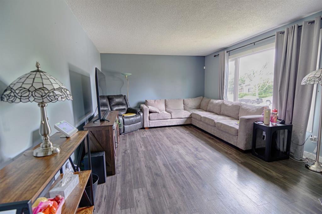 Picture for 32 Lemoyne Crescent W